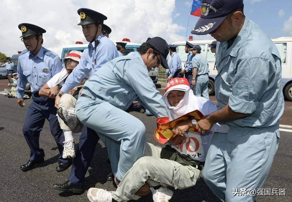 堂堂美军竟然持刀打劫，抢走冲绳民众700万，官方：严正抗议