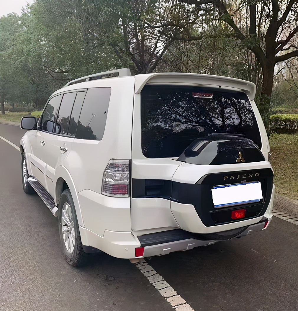 实拍：金标三菱帕杰罗V97，仅售32万，后排直接配个大沙发？