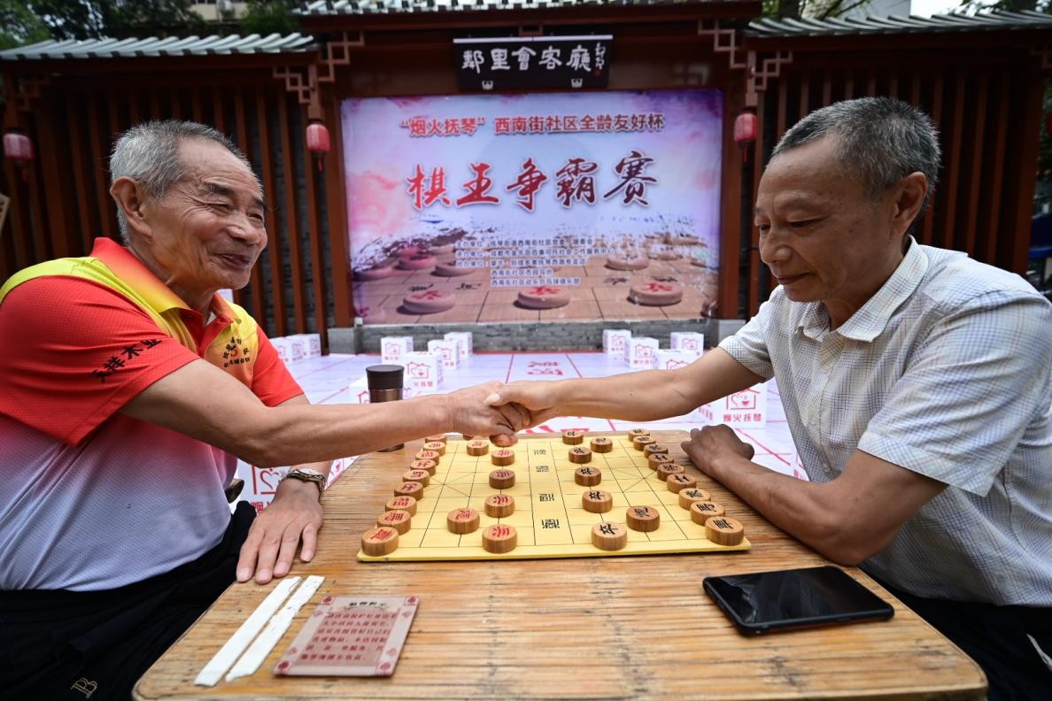 “烟火抚琴”西南街，悄然再现“地摊象棋”