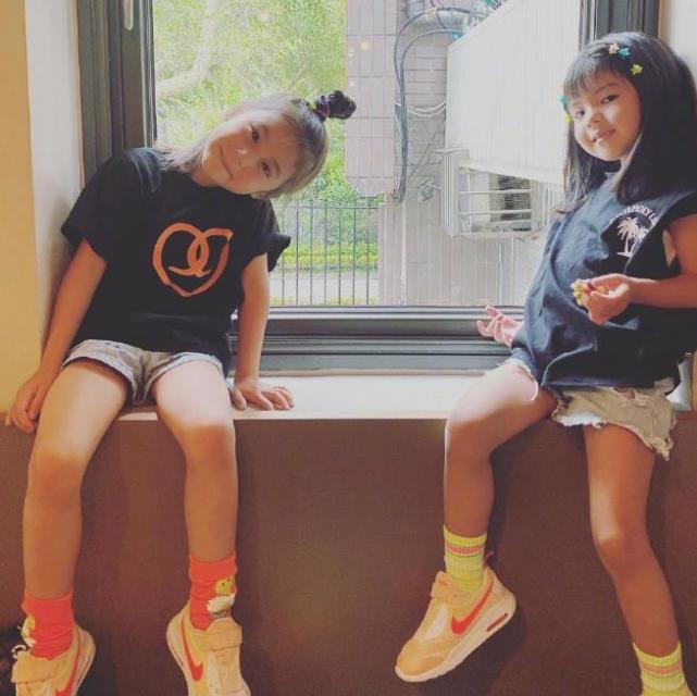 梧桐妹晒与波妞合照，镜头前波妞秒变淑女，托脸卖萌超可爱