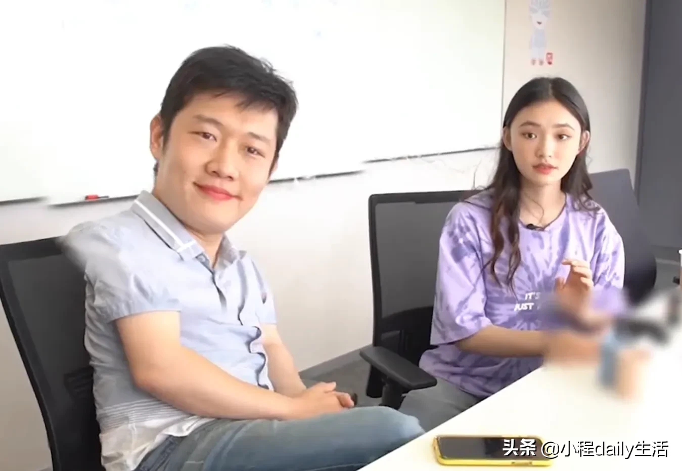 林允帮员工涂口红，不知如何配合谁注意她的反