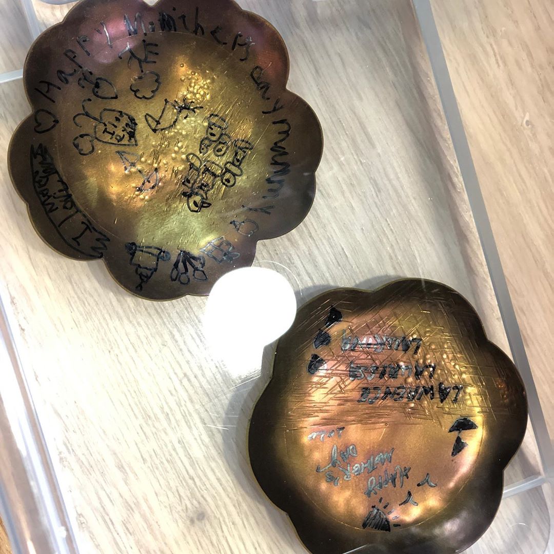 霍啟剛攜三個子女做蛋糕，為郭晶晶慶祝母親節，廚房擁擠超簡樸