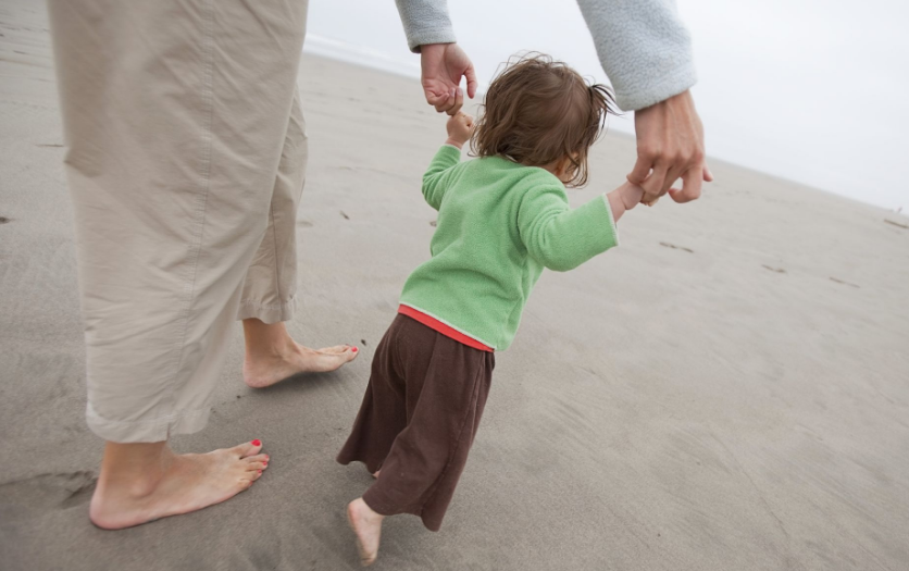 想让宝宝学会走路，家长巧用5个方法，孩子“健步如飞”