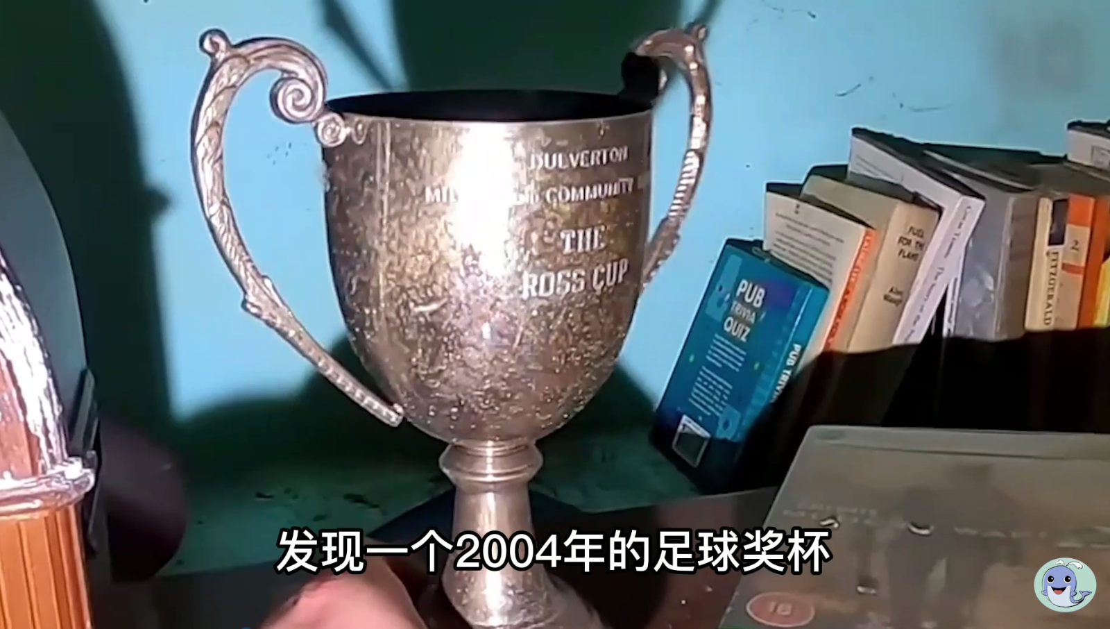 这是一栋被主人遗弃的房屋，价值180万的汽车都不要了