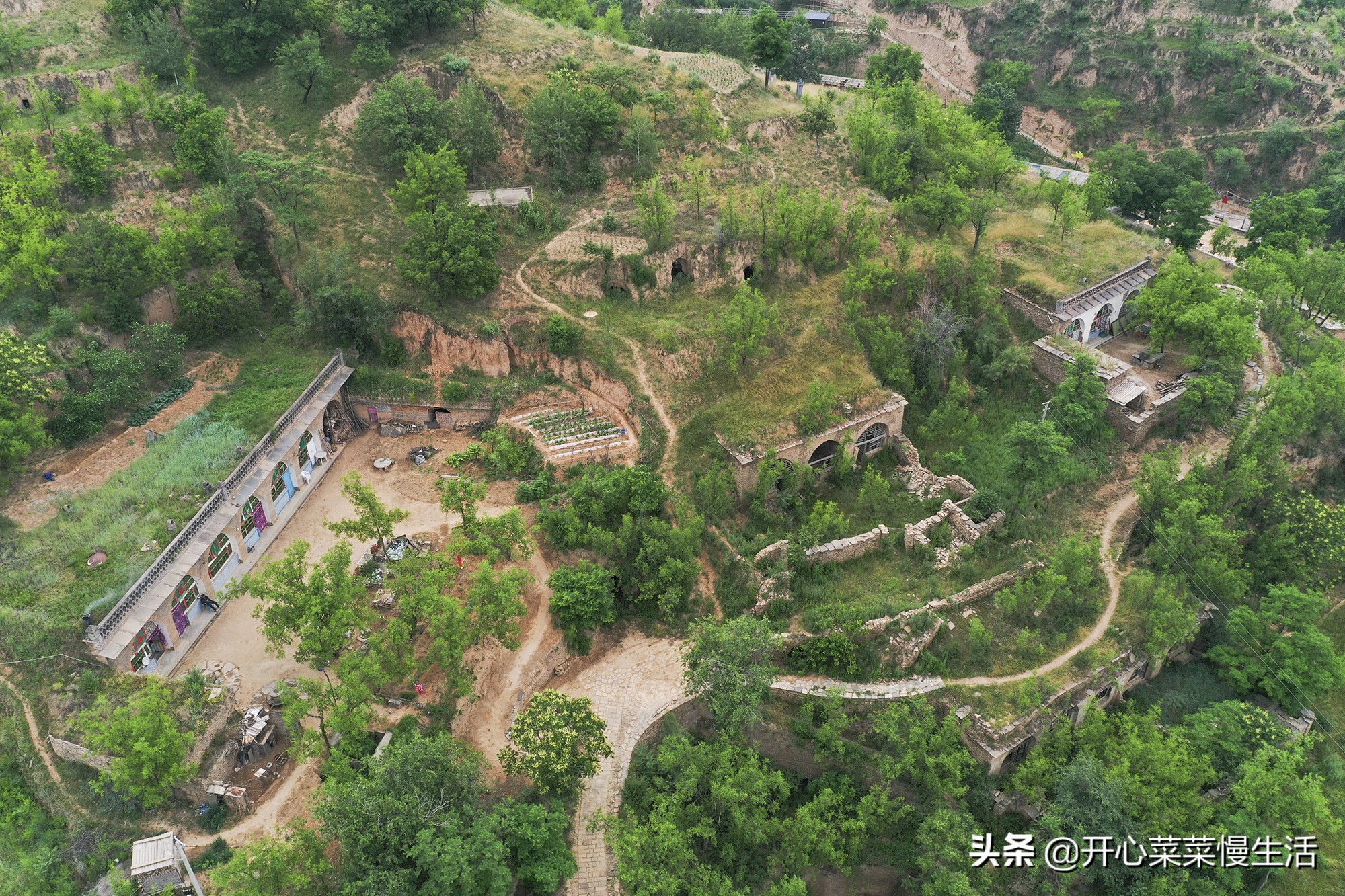 广东游客到陕北旅游，进到一个村子里，咦？怎么不是黄土高坡呢？