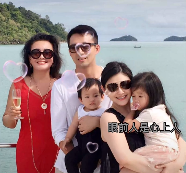 大S婆婆曬全家福，和大S同框似姐妹，兒子兒媳抱小孩顯甜蜜