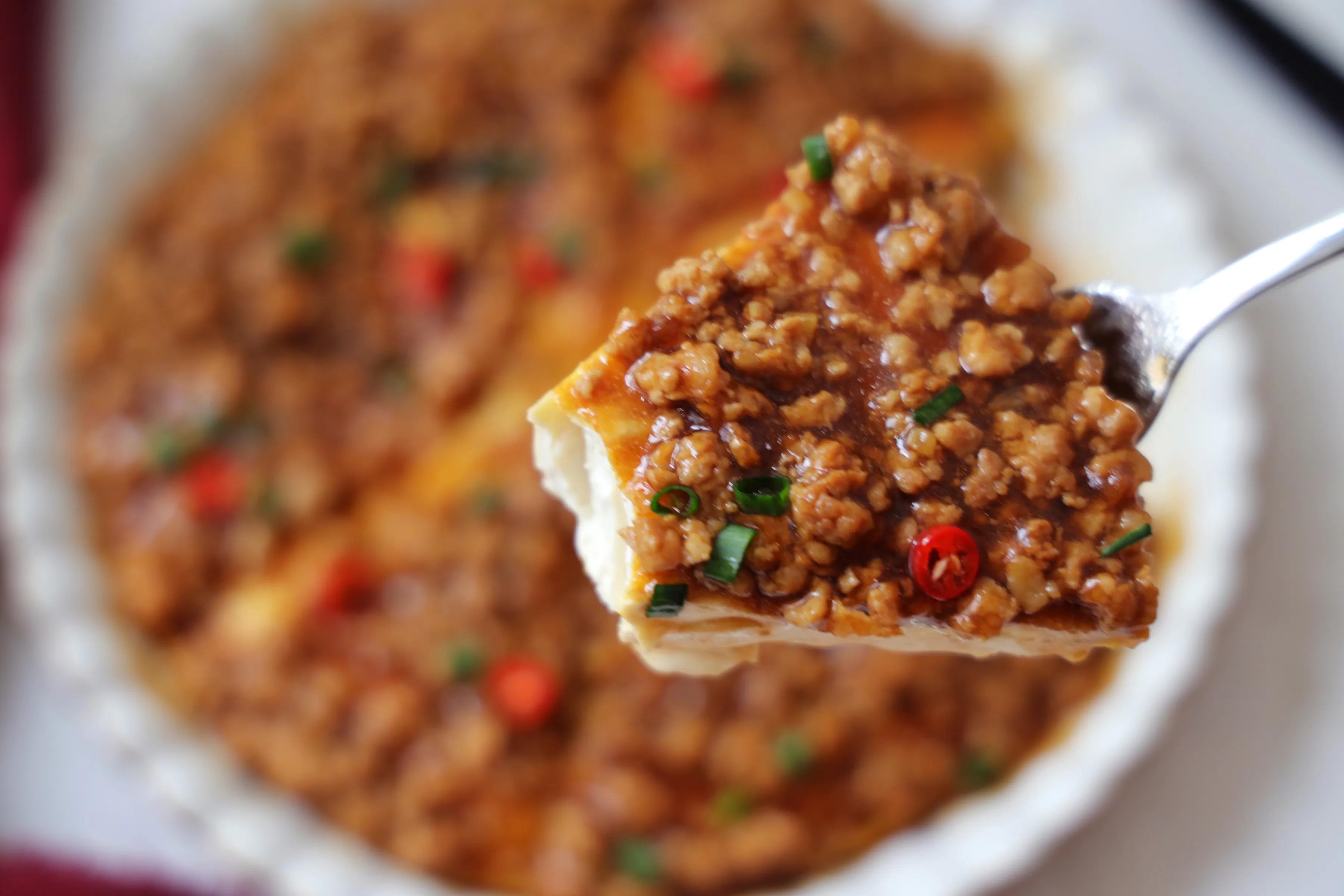 豆腐裡打入3個雞蛋，學會新吃法，鮮香味美特下飯，做一次饞一次