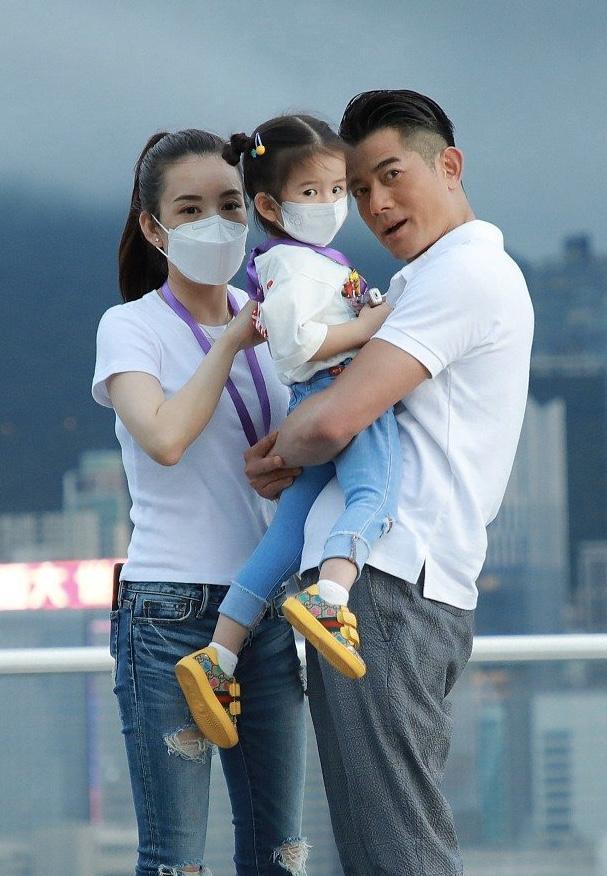郭富城义演拉妻女助阵，一家三口首亮相，女儿大眼睛长相软萌可爱