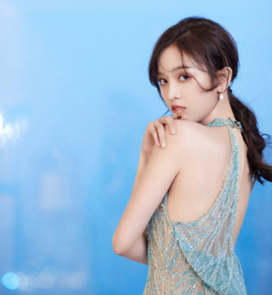 万茜回应“赖红毯”、 蹭座疑云解开了，但女星红毯大戏永不停息