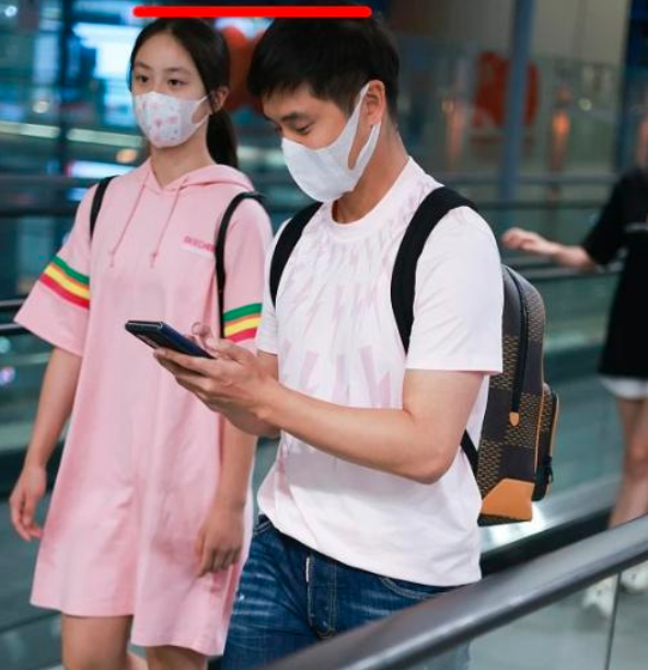 13岁森碟身高逼近1米7，与田亮同框似兄妹，长腿萝莉超有范儿