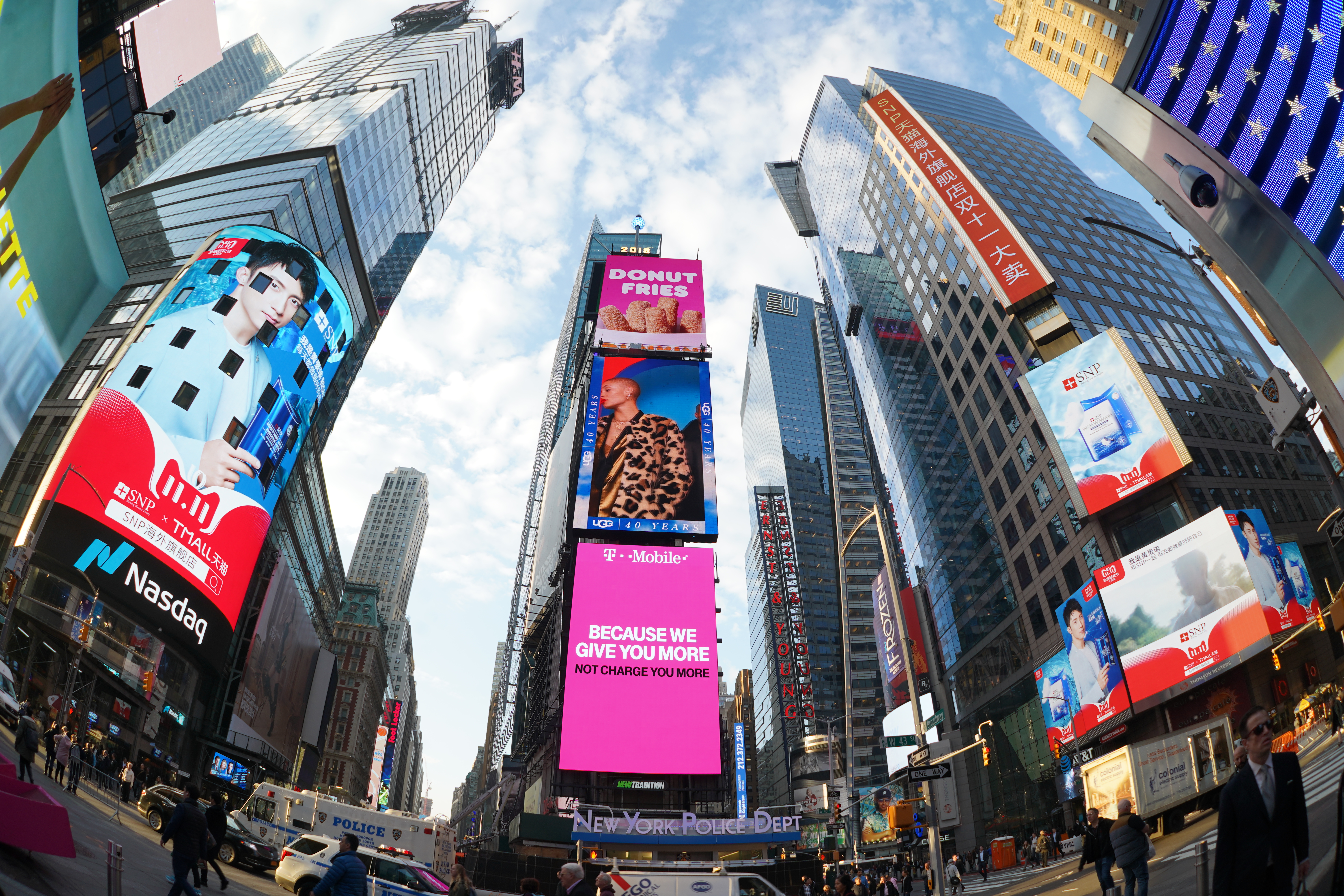圣诞元旦双节同庆，一二传媒邀你上纽约时代广场路透屏纳斯达克大屏