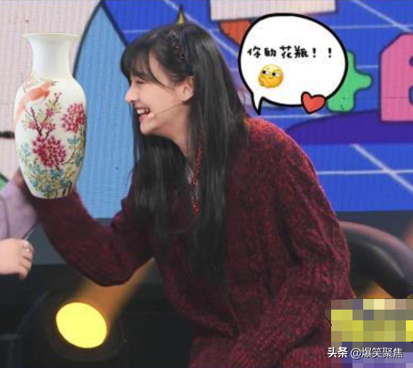 郑爽新综艺首秀，看到她穿黑丝袜那一刻，才知什么叫绝世美腿
