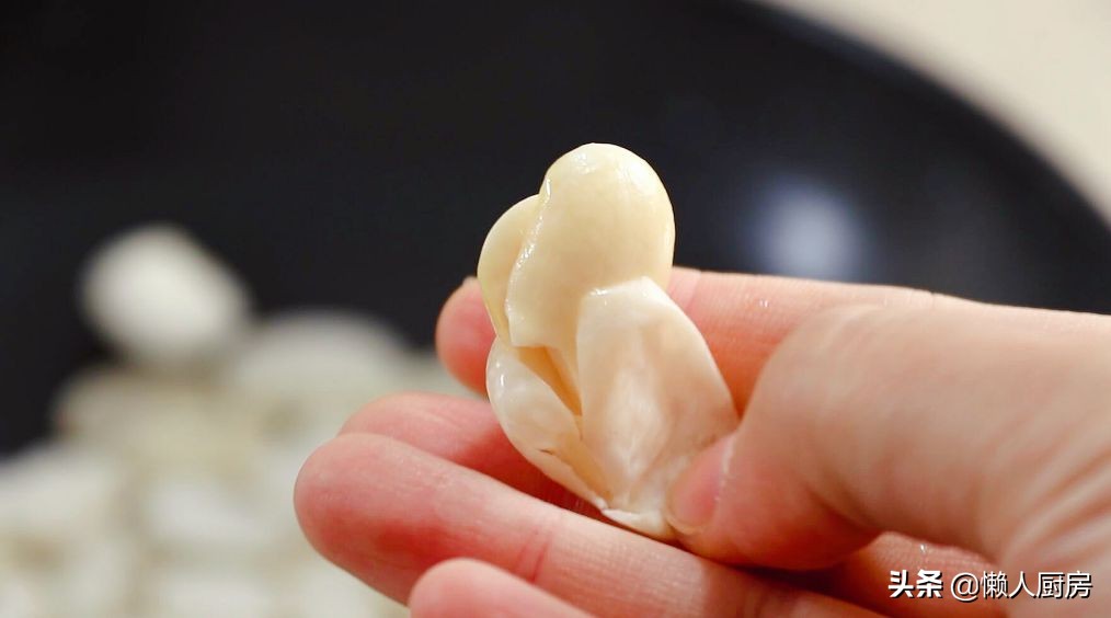 这是不用面粉的月饼，也不要烤，白芸豆的炒制很重要