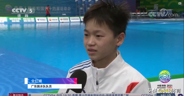 慈父！全红婵央视采访何威仪全程陪伴，送记者小红签名照为她铺路