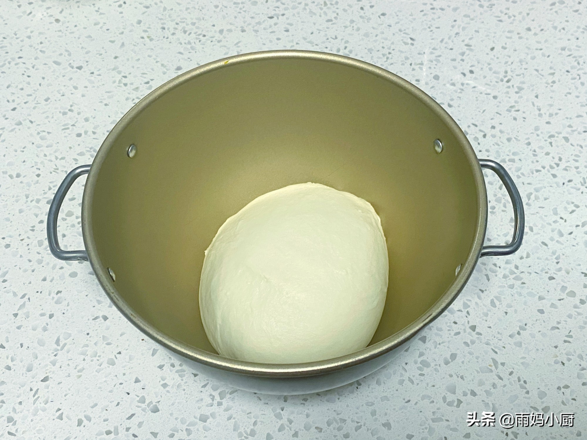 做过的面包里，最松软的就是奶排包，组织细腻又拉丝奶香味十足