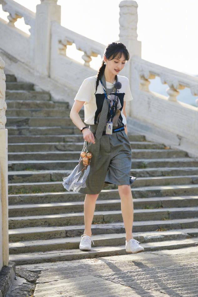 郑爽最新杂志造型曝出，穿抹胸裙配衬衫凹造型