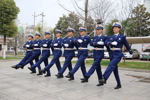 駐馬店市消防救援支隊(duì)機(jī)關(guān)組織開(kāi)展隊(duì)列訓(xùn)練