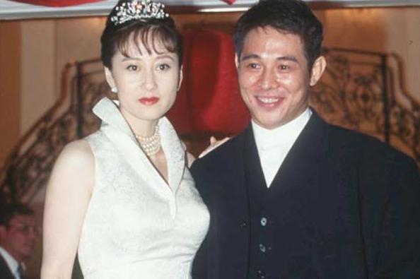 利智和李连杰携手现身赌王葬礼，这三位的爱恨情仇你知道多少？