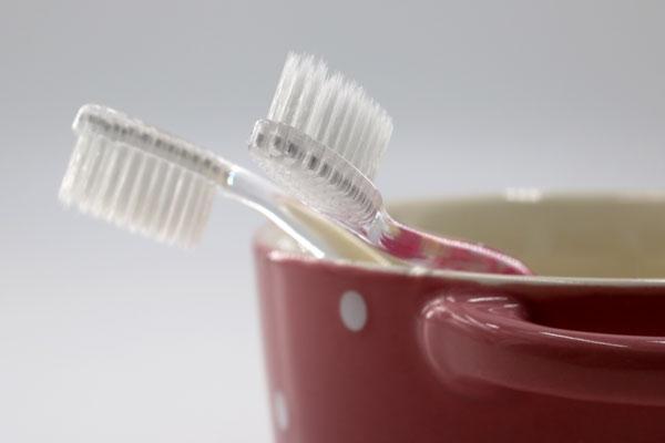 牙缝抠出脏物，又软又臭，是什么东西？