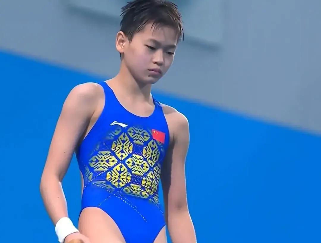 太可爱了！全红婵出现失误被何教练“眼神杀”，反应暖化网友的心