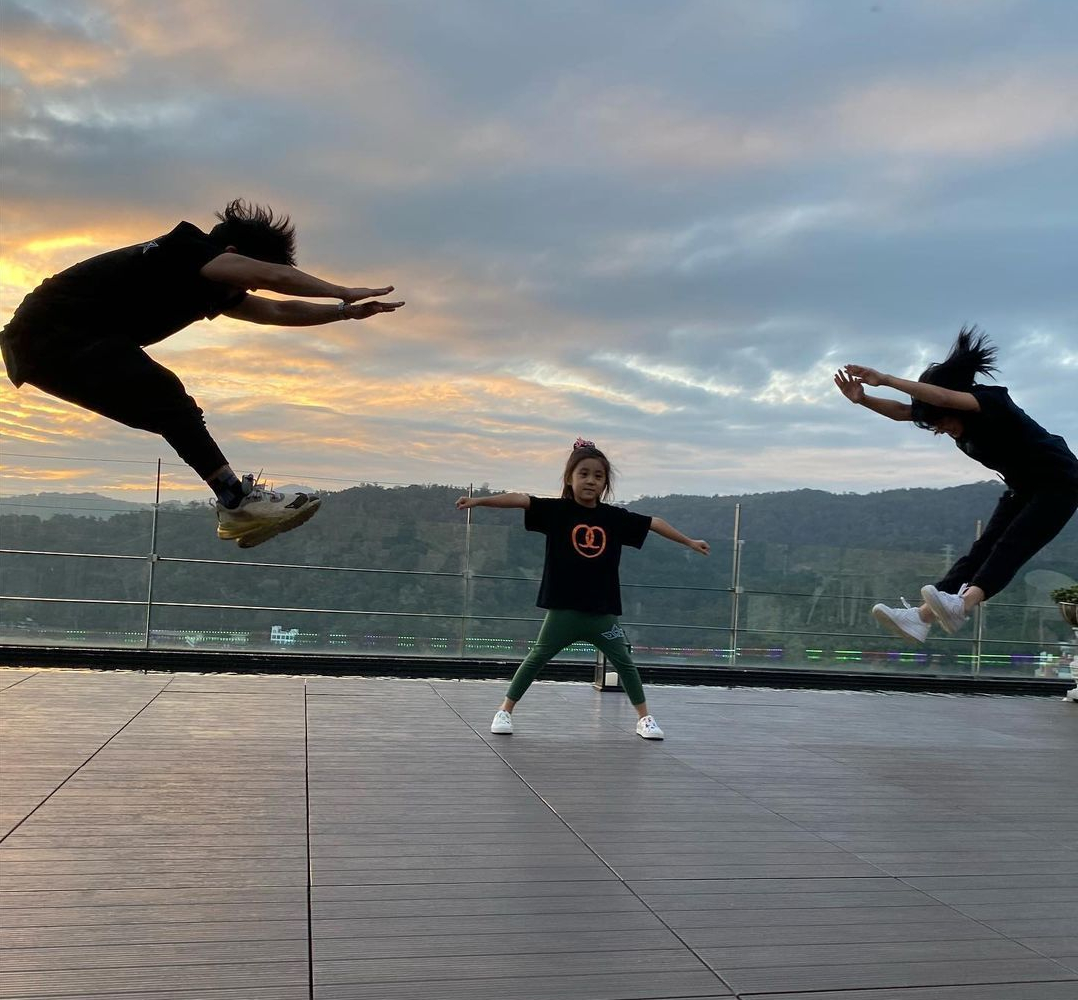 贾静雯一家五口出游，放肆晒梧桐妹正脸，身高超过妈模样却太像爸