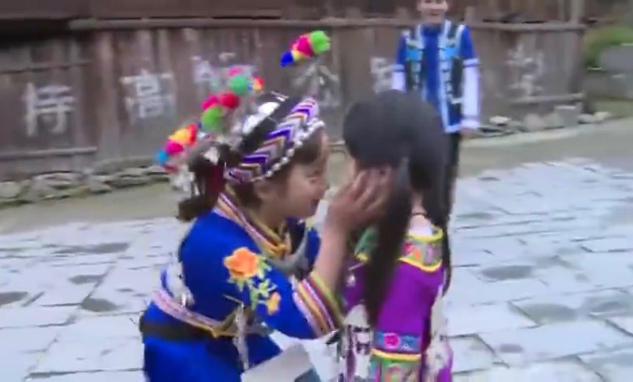 曹格女兒長大變樣，不見一點小時候影子！ 發育迅速嘴角一圈小鬍子