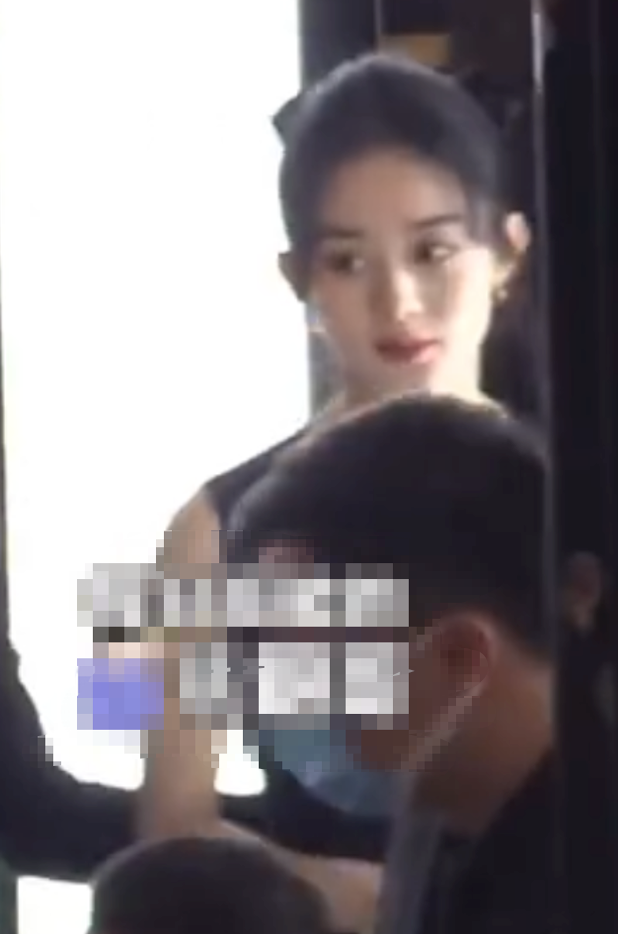 趙麗穎馮紹峰官宣離婚，聚少離多是主因，趙麗穎已清空恩愛過往