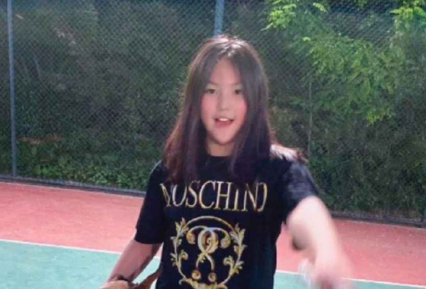 11岁王诗龄近照太美！挑染灰发气质成熟，戴定制款手链豪宅内玩狗