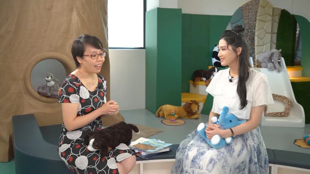 赌王家族又出一明星，25岁的她当主持人太抢眼，