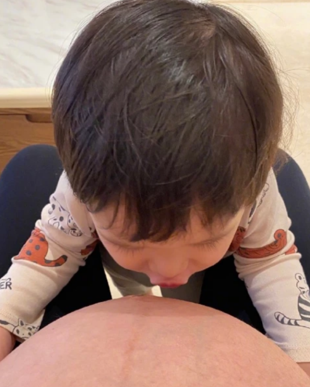 胡杏兒官宣三胎生子，透露小兒子像倆哥哥，坦言封肚不再追生