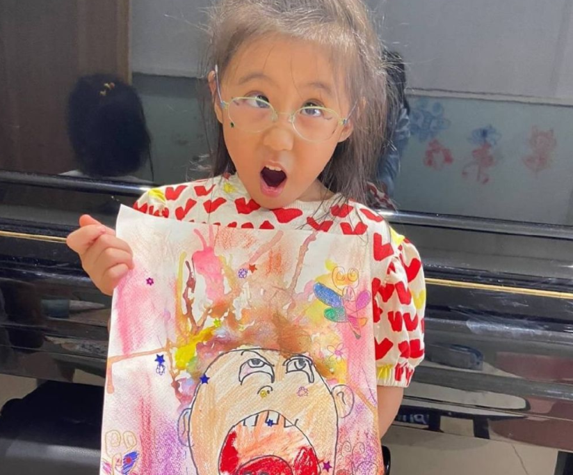咘咘波妞果真是“小活宝”，画画搞怪全不落，贾静雯直呼：很爱演