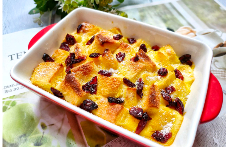 剩下的吐司不知道怎么吃？学会这个烤吐司布丁，酸甜好吃