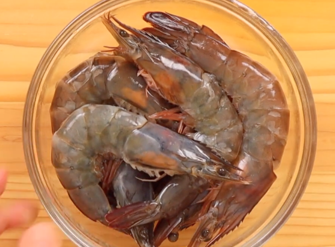 Stir-fried prawns in the typhoon shelter, just add one more ingredient, and the authentic delicacies will immediately become a snack