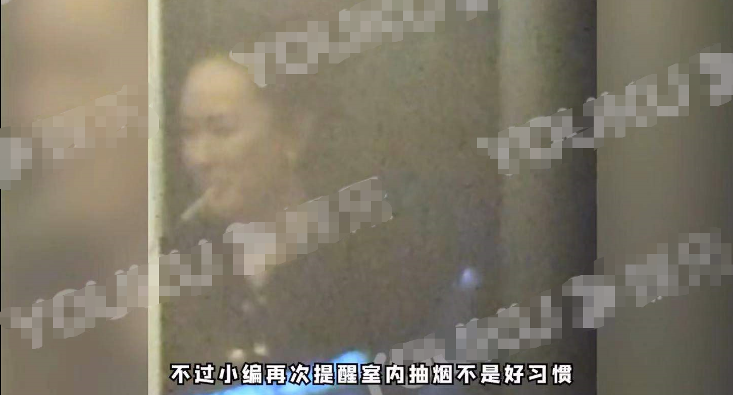 霍思燕室内抽烟被拍，40岁不修边幅姿势老练，烟