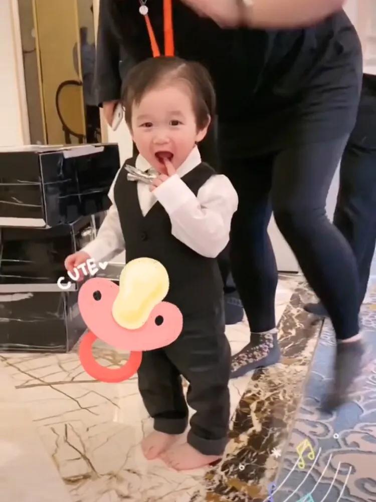 胡杏兒帶小兒子現身機場，奕霖被抱懷中乖巧可愛萌態十足