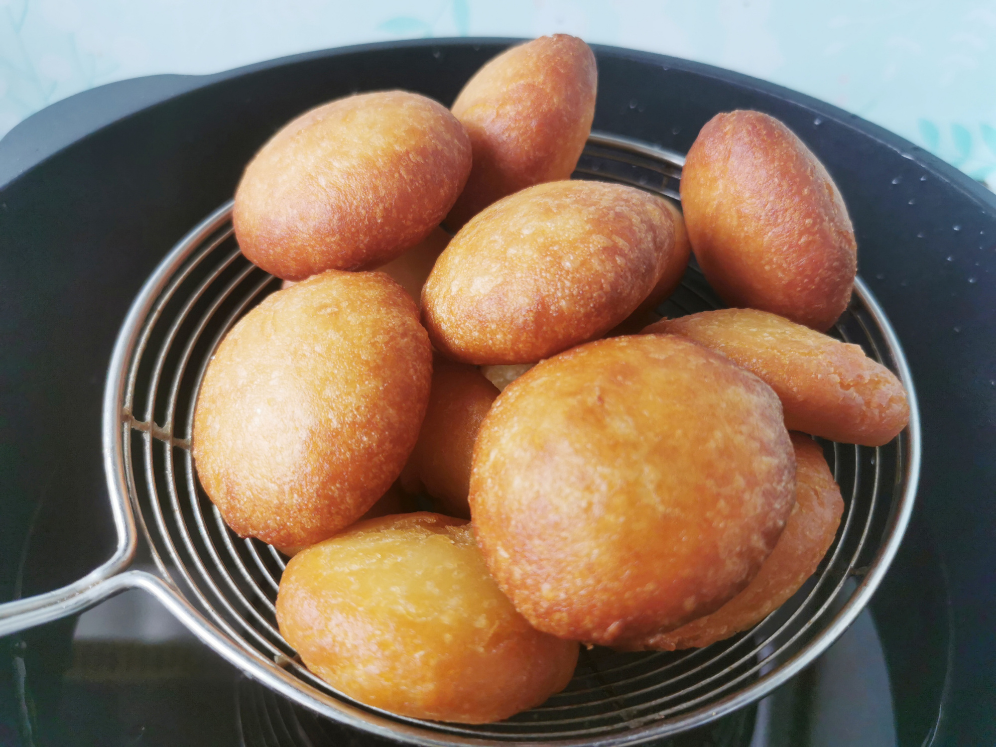 面粉中倒入开水搅一搅，做出来的糖糕个个空心鼓大泡，外酥里软