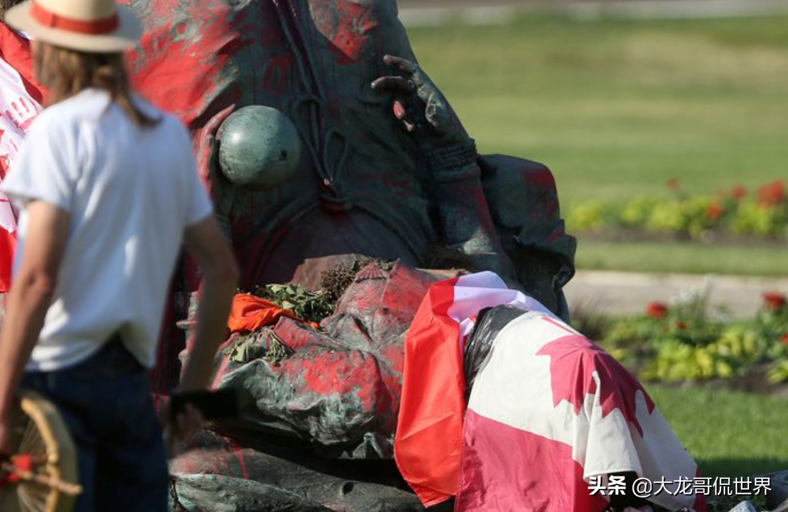 加拿大土著尸骸再现，种族灭绝再添铁证！民众推倒维多利亚女王像