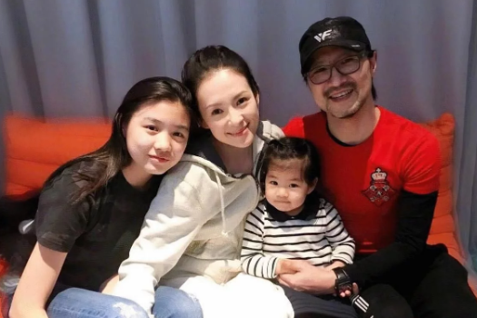 汪峰一家五口齐出镜，15岁小苹果越长越像章子怡