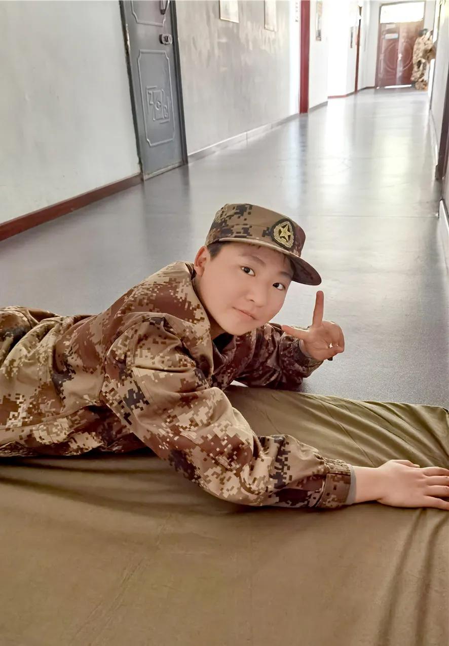 女兵入伍前后变化太大！网友：不一样的美，限