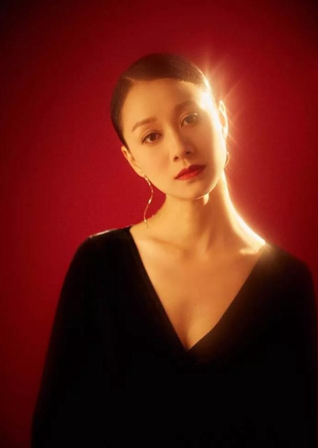 曾经的内衣女王，如今沦落为妈妈专业户，42岁中