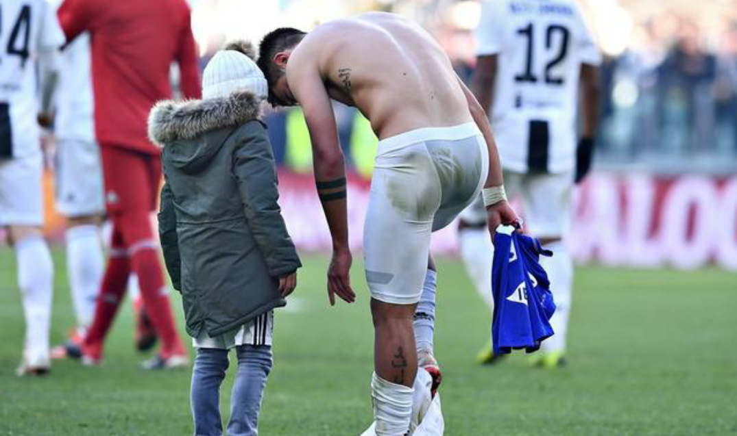 尤文图斯球员迪巴拉球衣已经给了别人迪巴拉只能把球裤给小球迷