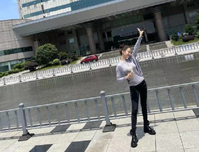 吉娜罕與爸爸出席活動，產後三月比懷孕前還瘦，父女同框顏值超高