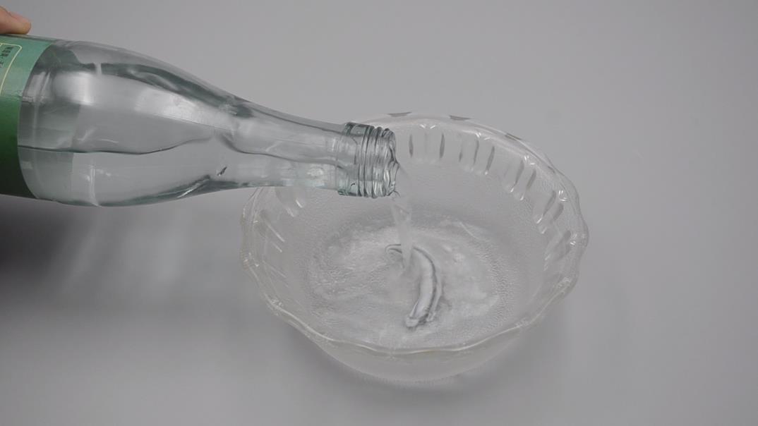 廚房玻璃上油乎乎的難清洗？ 家政阿姨教你一招，省時干淨又不留灰