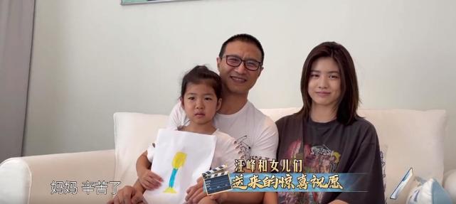汪峰攜女兒素顏出鏡，醒醒看媽媽拍戲心疼哭，繼女囑咐媽媽多休息