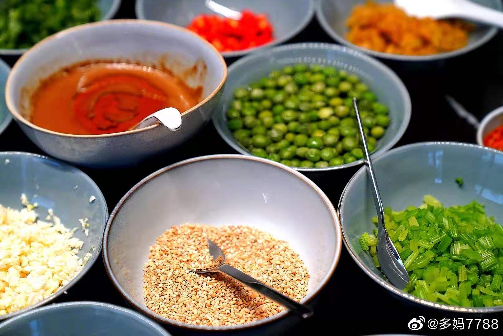 多妈晒出黄磊做的面，配料就有20种，网友：有满