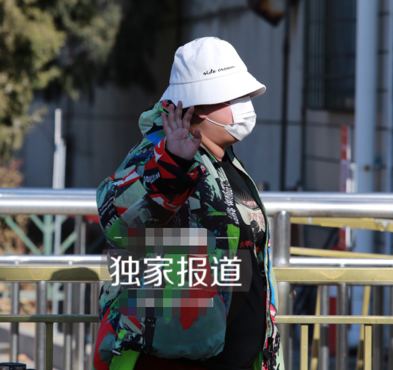 Spring late couplet platoon: Qin Hailu takes vacuum cup, yang Mi publicizes the film with guaze mask, ni Ni wears cape to become short