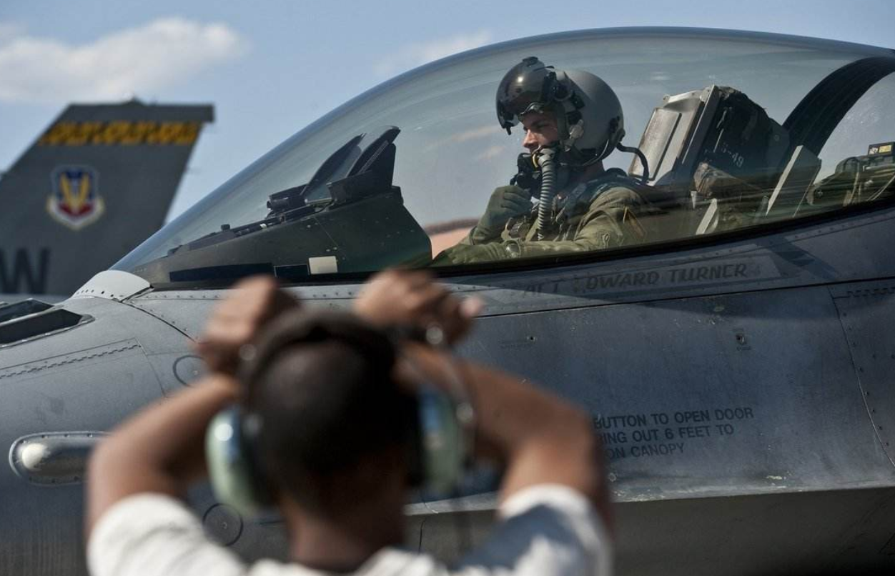 大快人心！两架苏35“押送”美战机64分钟，美战机沦为犯人不敢反抗