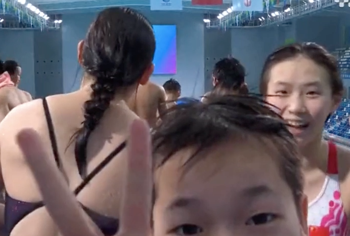 可爱又调皮！全红蝉冲到镜头前连做两个动作 没绷住自己拍手大笑