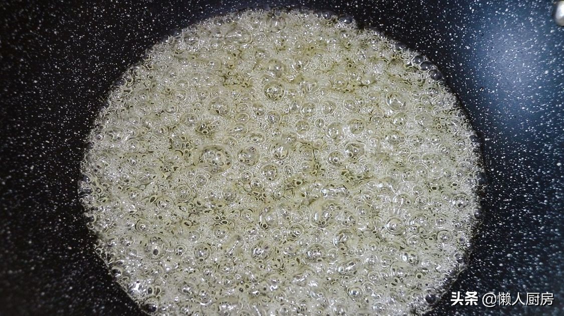 做糖葫蘆時，注意2點，做出來的糖葫蘆不黏牙，不粘手，不反沙