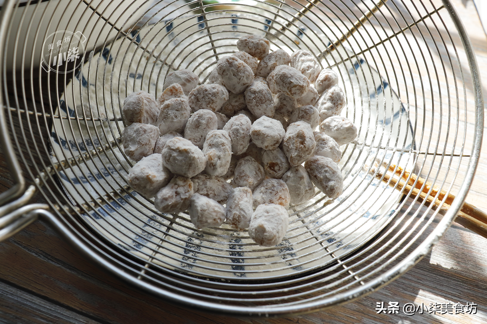 花生里打2個雞蛋，老式做法教會你，年夜飯吃著香，下酒必備